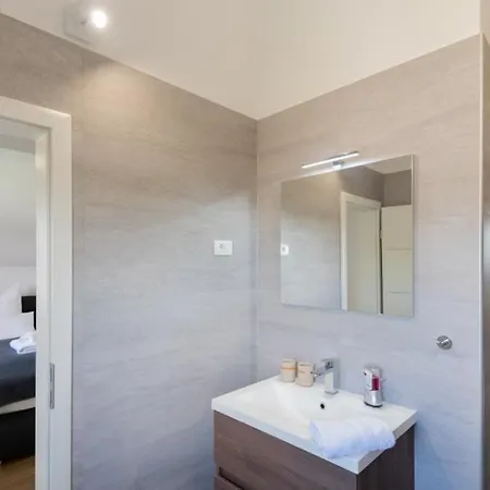 Anteo-split By Guide Villa *