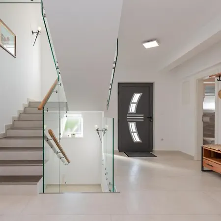 Anteo-split By Guide Villa *